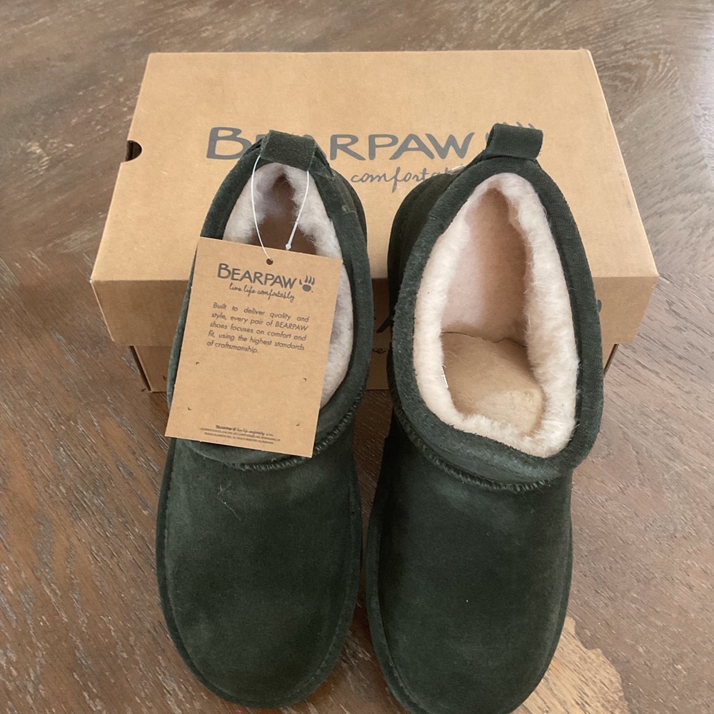 Step into comfort and warmness with this beautiful woman boots size 9